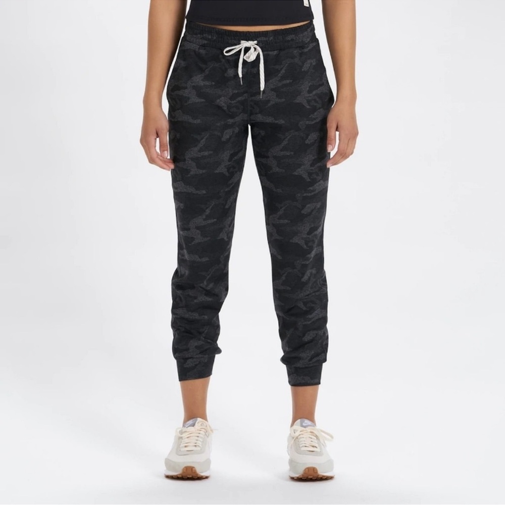 Vuori Performance Jogger NWOT Medium Black Camo